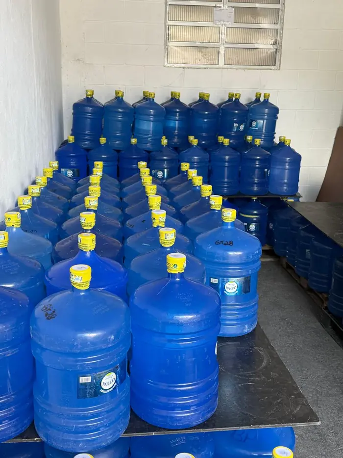 Estoque de galões de água mineral lacrados