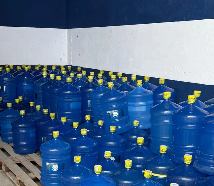 Área de estoque de galões de água mineral da distribuidora